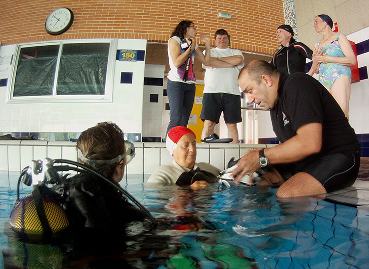 Cuatro personas del Programa "Envejecimiento Saludable" tuvieron su "Bautismo de Buceo"